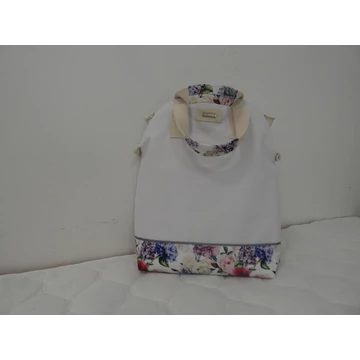 Fehér virágmintával